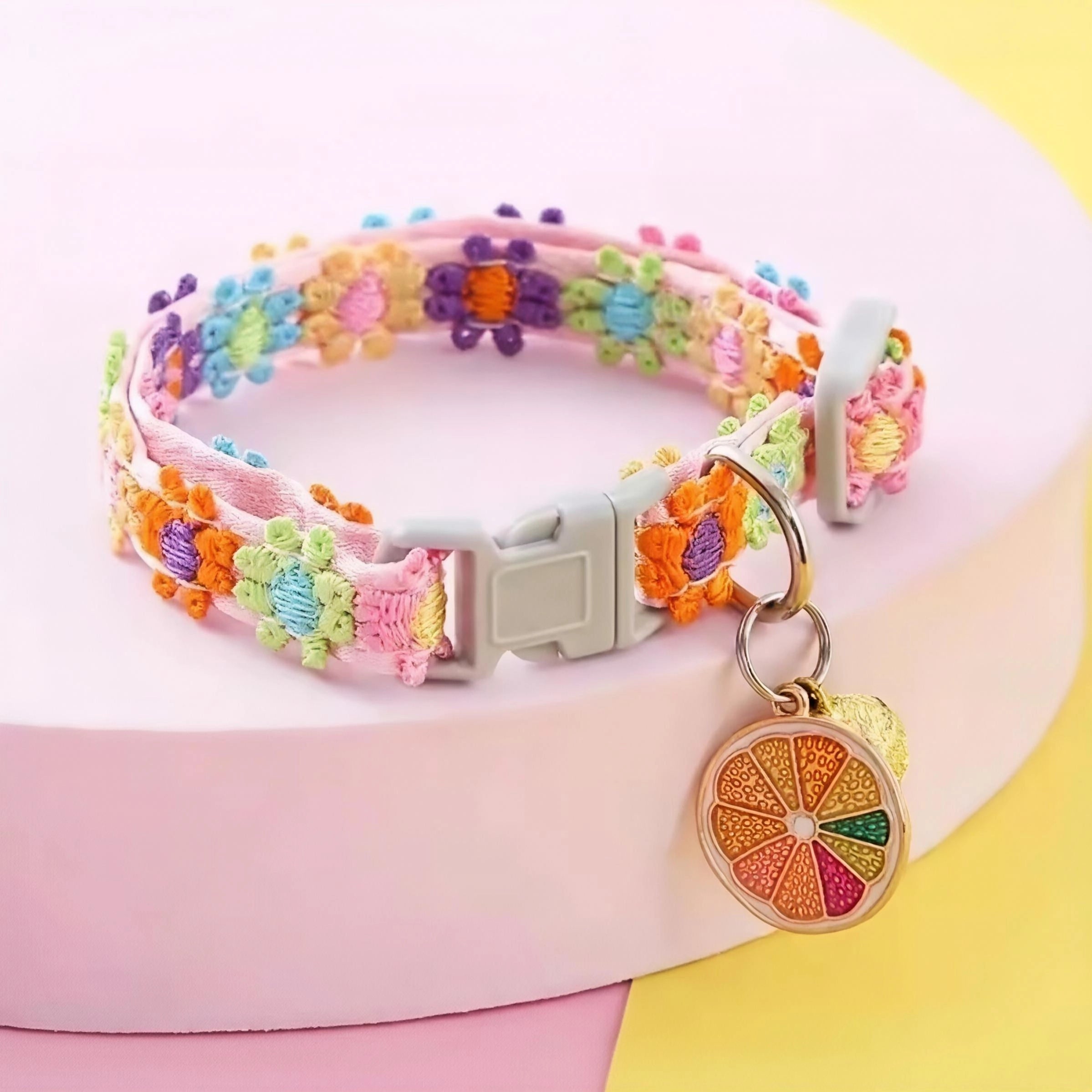Collier Fleuri Arc-en-Ciel pour Chat – Réglable avec Clochette, Dentelle Colorée