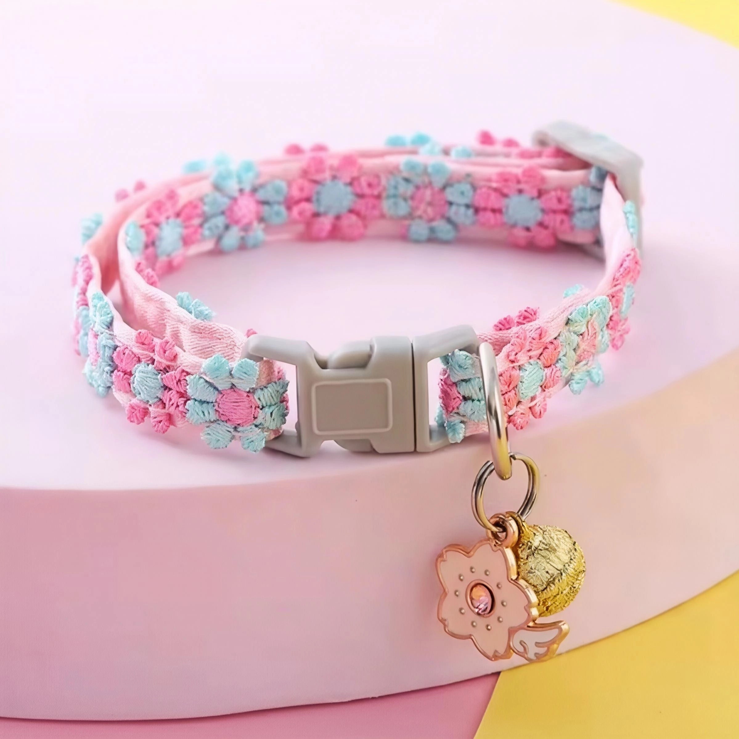 Collier Fleuri Arc-en-Ciel pour Chat – Réglable avec Clochette, Dentelle Colorée